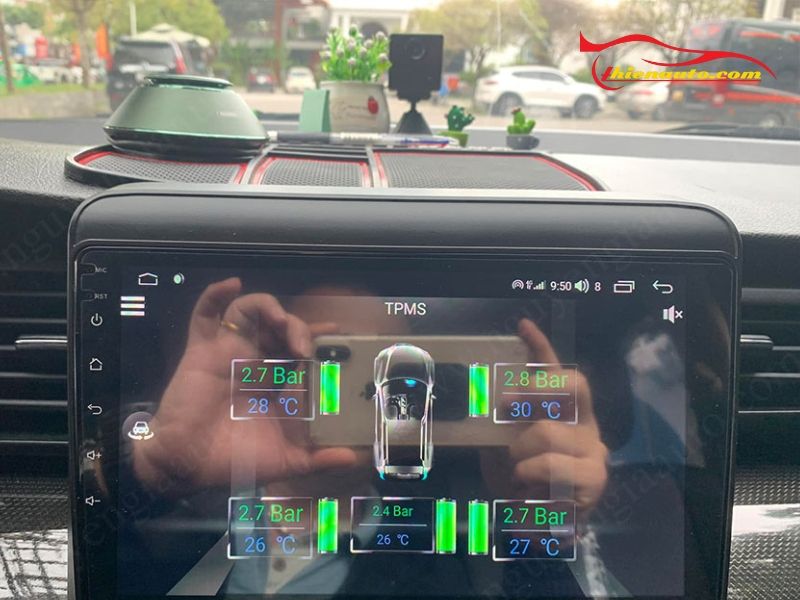 Cảm biến áp suất được kết nối với màn hình trung tâm