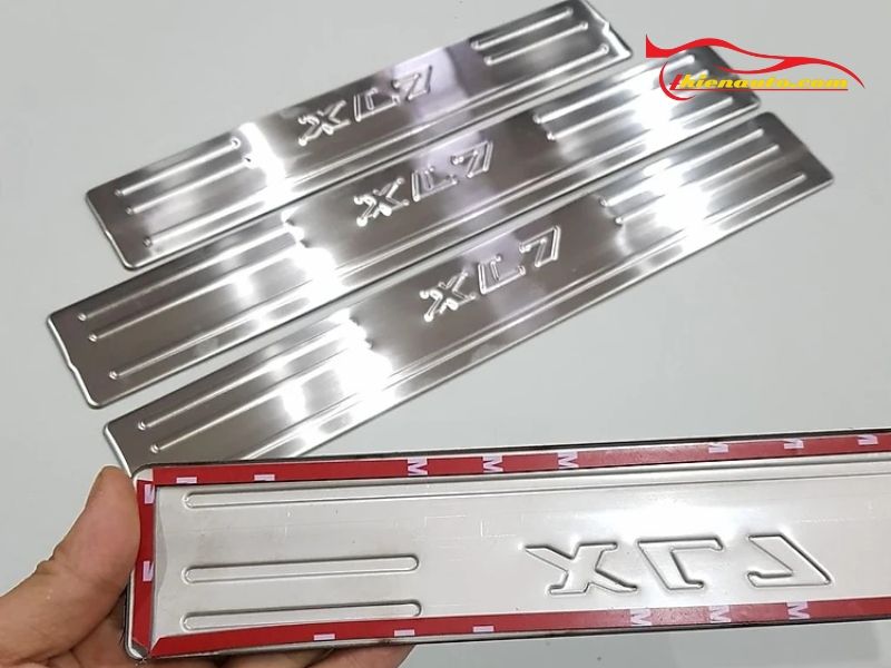 Có sẵn keo 3M sau miếng ốp bậc cửa Suzuki XL7 Có sẵn keo 3M sau miếng ốp bậc cửa Suzuki XL7