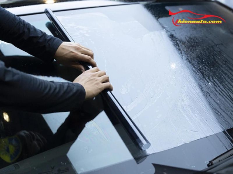 Phim cách nhiệt 3M giúp ngăn nhiệt chiếu vào xe qua lính lái Phim cách nhiệt 3M giúp ngăn nhiệt chiếu vào xe qua lính lái