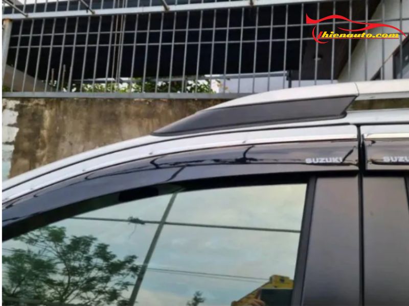 Vè che mưa gắn chặt vào xe giúp xe độc đáo hơn