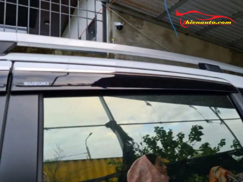 Vè che mưa được gắn lên cửa giúp tăng tính thẩm mỹ