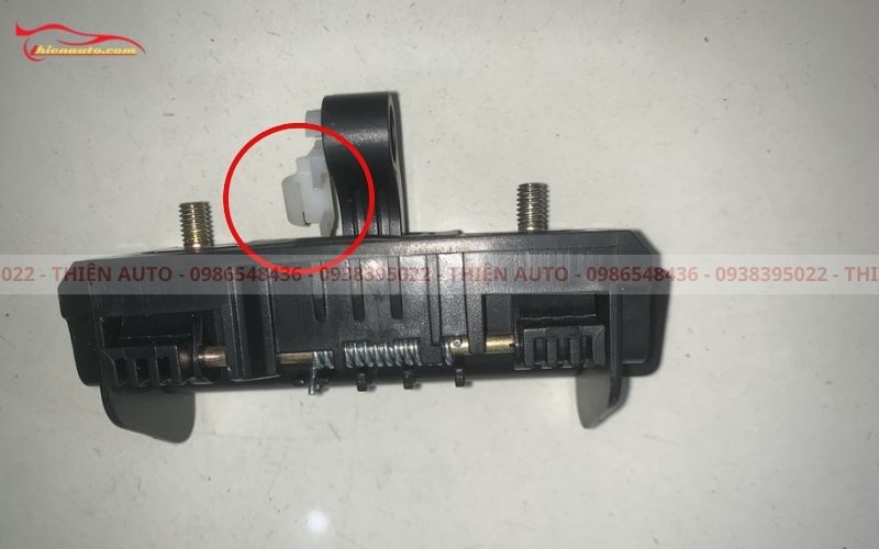 Lẫy trên tay mở cửa cốp hậu Suzuki Ertiga 2014 - 2017 82850M60M00 Lẫy trên tay mở cửa cốp hậu Suzuki Ertiga 2014 - 2017 82850M60M00