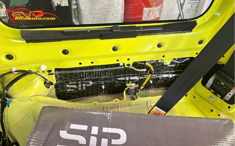 Suzuki Jimny là mẫu SUV cỡ nhỏ chuyên dùng cho địa hình