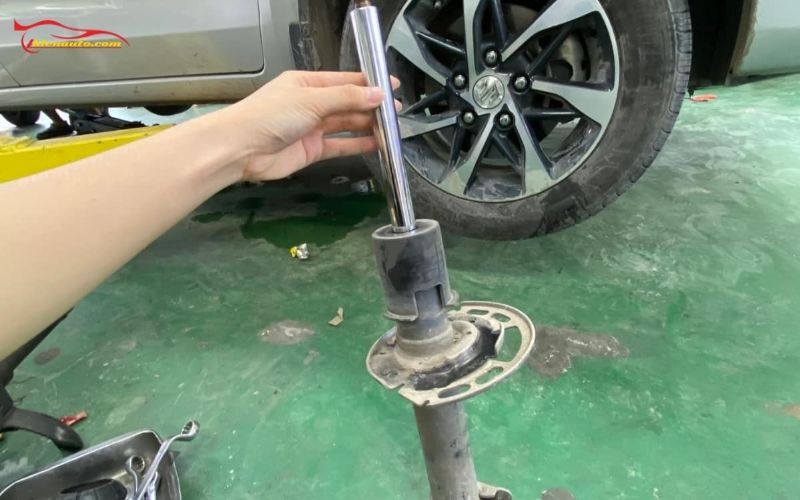  thay giảm xóc ô tô