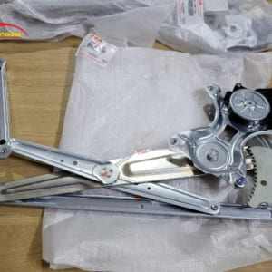 Compa nâng hạ kính cánh cửa Suzuki Ertiga 2023 8340173R20000