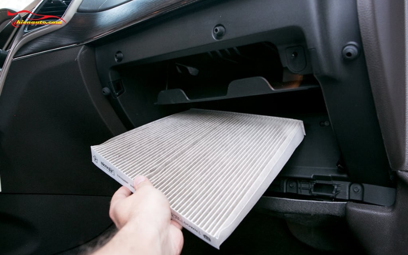 Lọc gió điều hòa ô tô đặt ở vị trí phía sau hộc đựng đồ bên ghế phụ hoặc dưới taplo xe