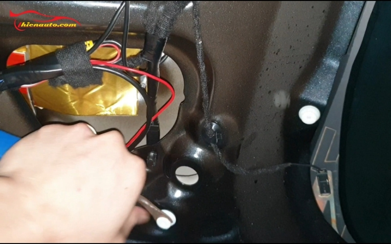 cách tháo tapi cốp Suzuki