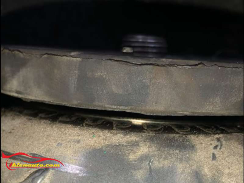 Khe hở ở đệm cao su trên và sườn xe Khe hở ở đệm cao su trên và sườn xe