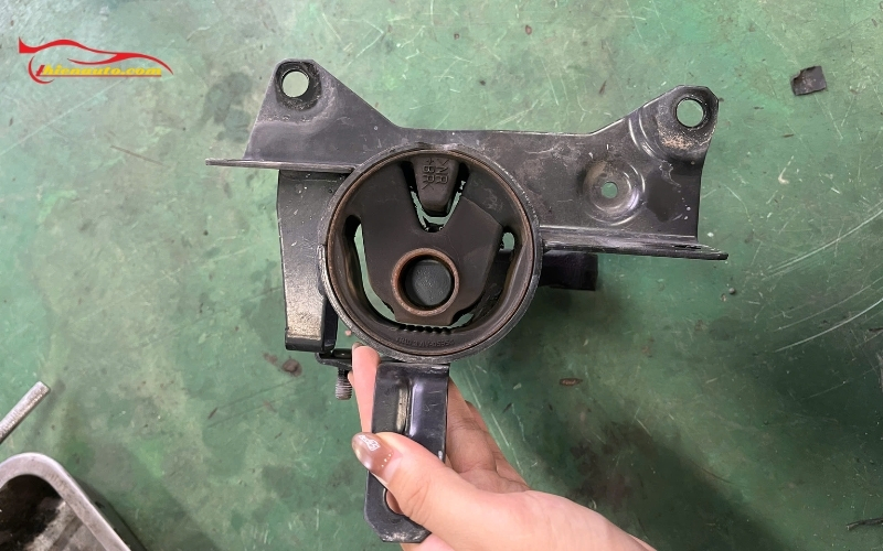 Kiểm tra cao su chân máy Suzuki hư hỏng hay không