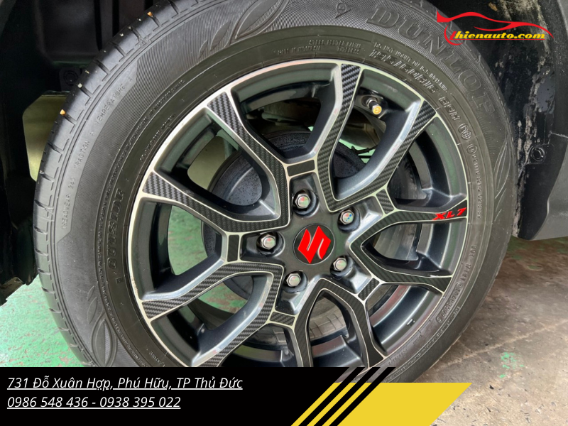 Cận cảnh bánh xe được dán miếng dán Cận cảnh bánh xe được dán miếng dán