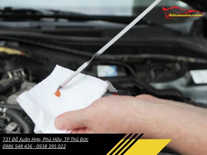 Kiểm tra dầu hộp số Suzuki bằng màu sắc