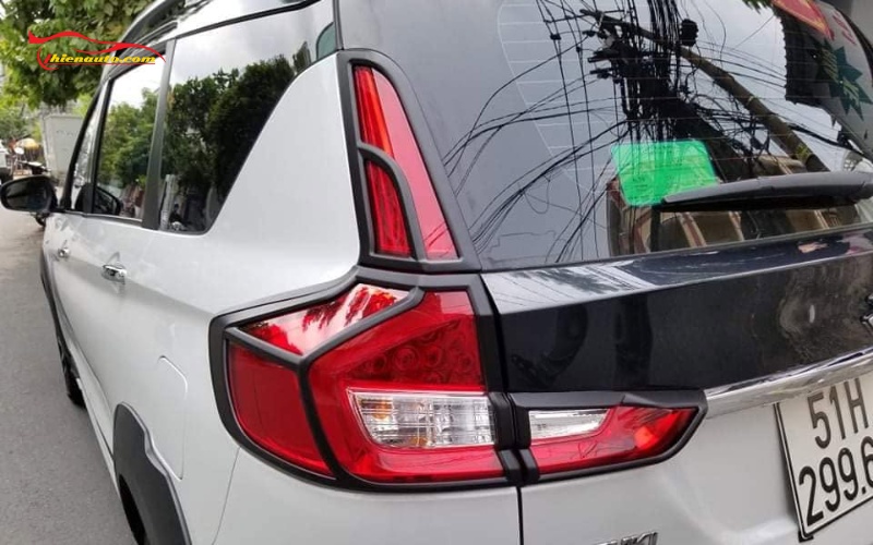 Ốp viền đèn hậu màu đen Suzuki XL7 và Suzuki Ertiga