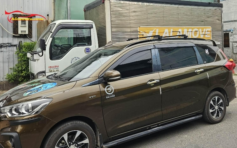Thanh ngang giá nóc cho Suzuki Ertiga có nhiều lựa chọn màu sắc đen, xám, bạc,...