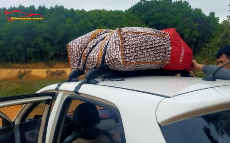 Thanh ngang Suzuki Ertiga tải chở hành lý bên ngoài