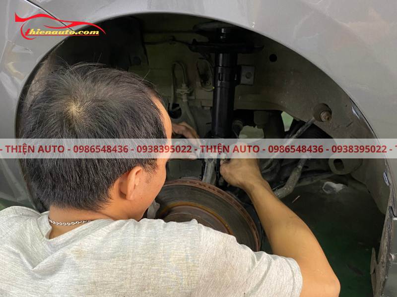 Nhân viên Thiện Auto đang thay giảm xóc Suzuki Nhân viên Thiện Auto đang thay giảm xóc Suzuki