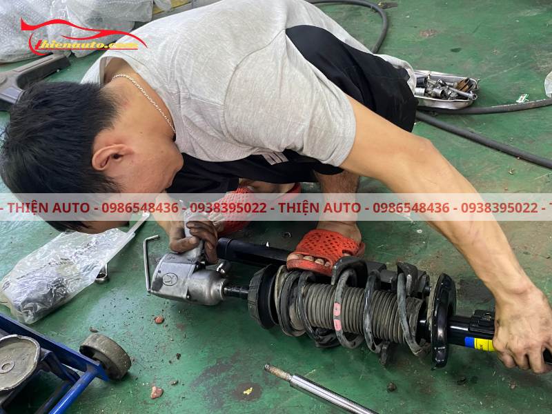 Phuộc nhún/ giảm xóc Suzuki Ertiga gồm lò xo và ống thuỷ lực Phuộc nhún/ giảm xóc Suzuki Ertiga gồm lò xo và ống thuỷ lực
