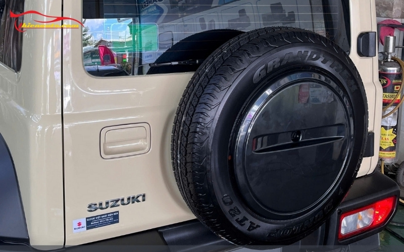 Hình ảnh ốp lốp dự phòng Suzuki Jimny tại gara Phukiensuzuki-Thiện Auto