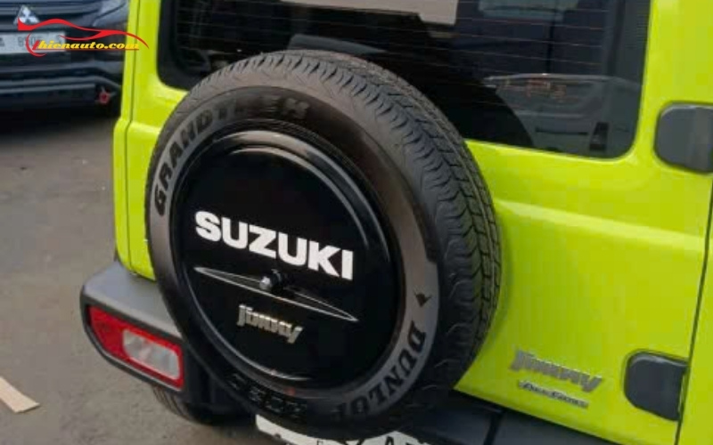 Hình ảnh ốp lốp dự phòng Suzuki Jimny tại gara Phukiensuzuki-Thiện Auto