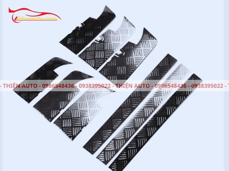 Phụ kiện được ưa chuộng hiện nay là ốp chống trầy cốp sau cho xe Suzuki Jimny