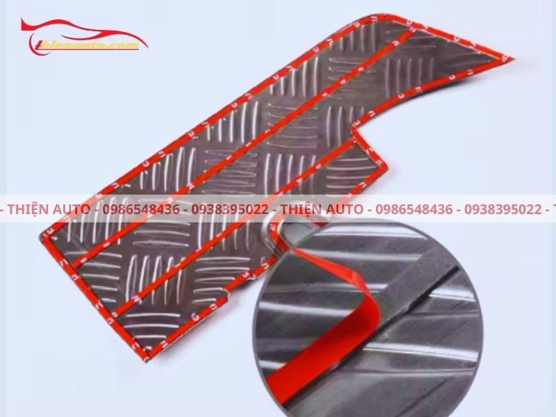 Quá trình lắp đặt ốp chống trầy cốp sau Suzuki Jimny đơn giản và nhanh chóng