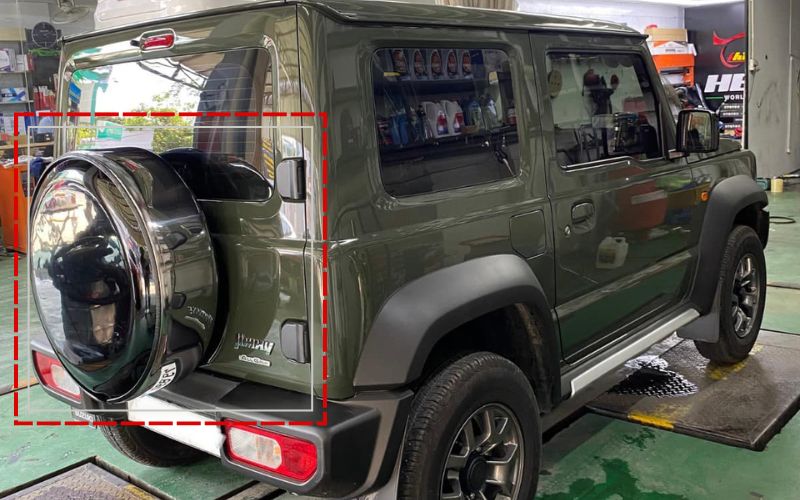 Suzuki Jimny gắn ốp lốp dự phòng