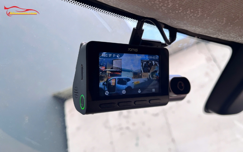 Camera hành trình có quay được trong xe không? Camera 3 mắt: trước, trong và sau xe