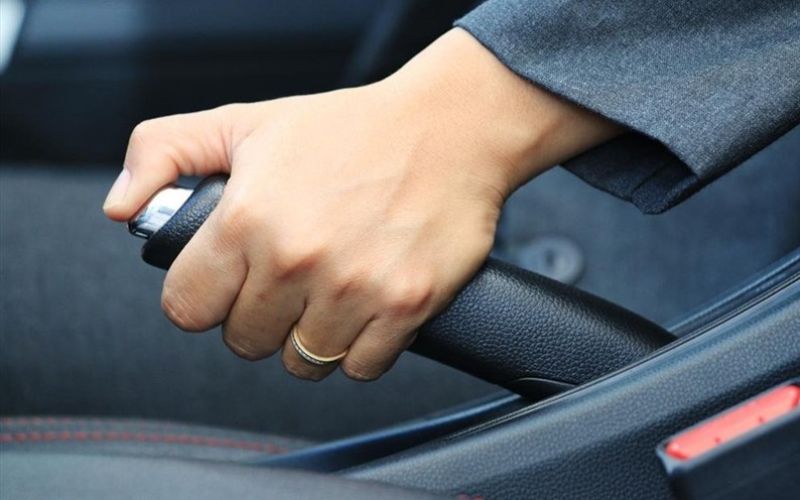 Đèn báo phanh tay không tắt do chưa kéo hết