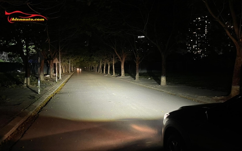 Độ bi gầm Ertiga giúp tăng sáng mạnh mẽ