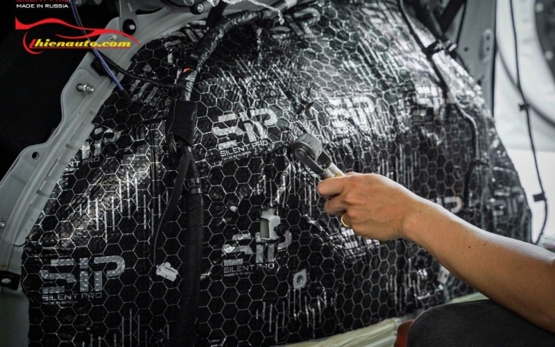 Dán cách âm chống ồn Suzuki Fronx tại của xe