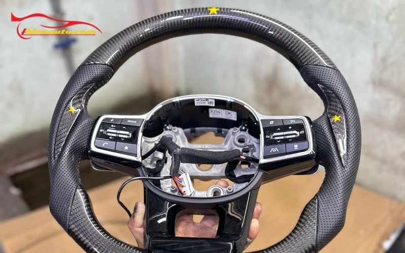 Vệ sinh bọc vô lăng carbon Suzuki Fronx đúng cách