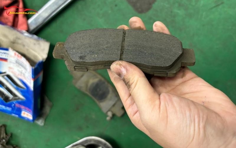 Có nên tự thay má phanh ô tô tại nhà?