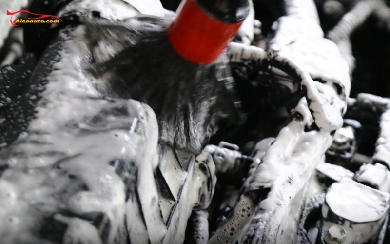 Vệ sinh khoang máy Suzuki Swift