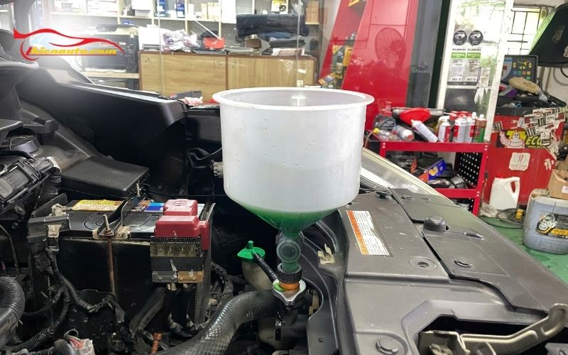 Thay nước làm mát hạn chế tình trạng quá nhiệt nghiêm trọng