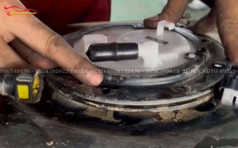 Nếu lọc xăng ô tô Suzuki bị bẩn dễ khiến động cơ khó nổ, rung lắc giật