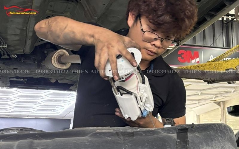 Thay lọc xăng ô tô Suzuki bằng cách thay nguyên cụm bơm xăng Suzuki