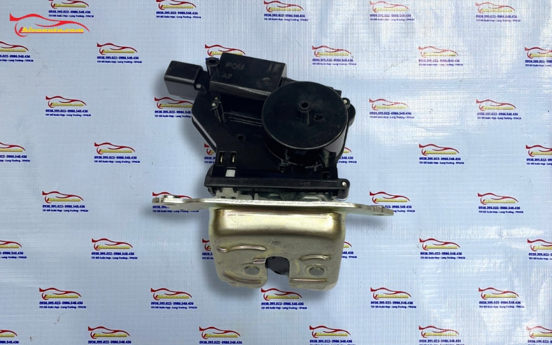 Ngàm cốp sau Suzuki Swift 2019 82510M55R22
