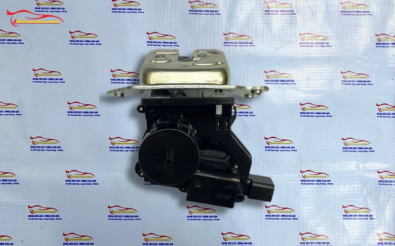 Ngàm cốp sau Suzuki Swift 2019 82510M55R22 chính hãng sản xuất tại Ấn Độ