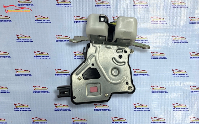 Ngàm cốp sau Suzuki Swift 2019 82510M55R22