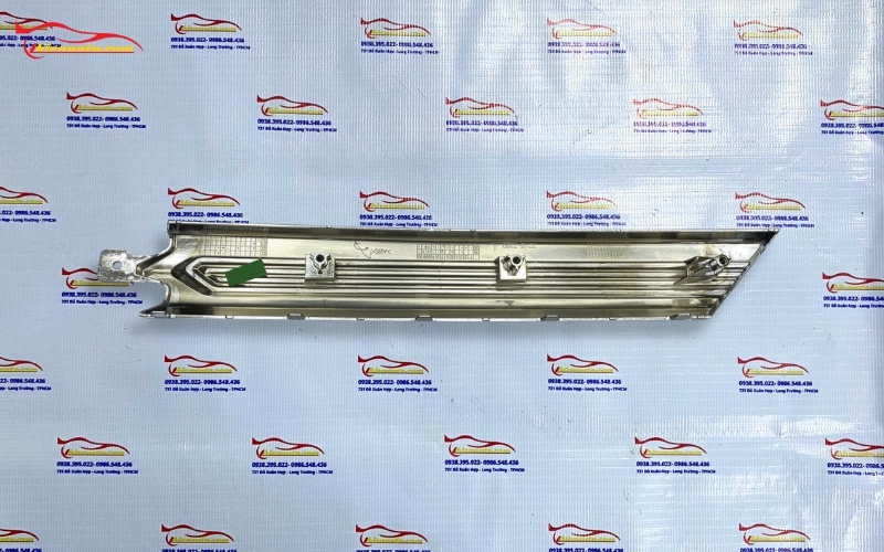 Nẹp mạ ca lăng trái Suzuki XL7 72113M72S00 KDJ (phía sau)