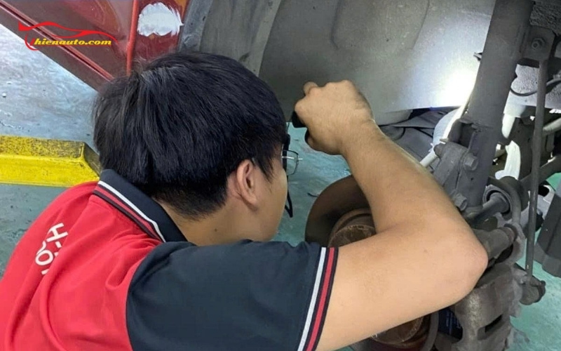 Hướng dẫn cách vệ sinh phanh đĩa ô tô Suzuki các bước dễ hiểu
