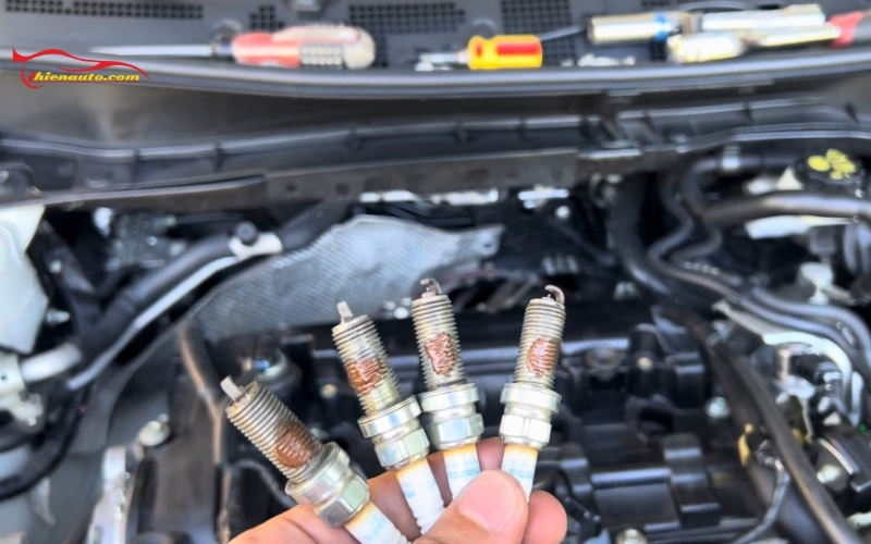 Nên vệ sinh bugi ô tô sau mỗi 20.000 - 25.000km