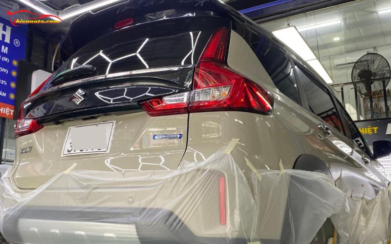 Trước khi phủ gầm Suzuki XL7 được che phủ phần trên thân xe để bảo vệ lớp sơn xe