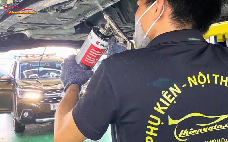 Giá phủ gầm xe XL7 phụ thuộc vào nhiều yếu tố như kích thước bề mặt gầm số lượng chai xịt