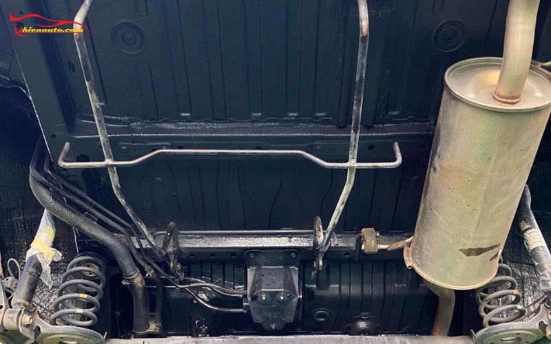 Phủ gầm Suzuki XL7 giúp giảm nguy cơ rỉ sét, bảo vệ bề mặt kim loại dưới gầm