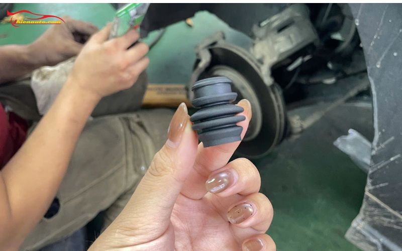 Bảo dưỡng Suzuki XL7 sau 140000km màn ODO: Thay cao su chụp bụi ắc phanh 