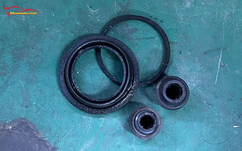 Bảo dưỡng Suzuki XL7 sau 140000km màn ODO: Thay bộ phớt piston phanh