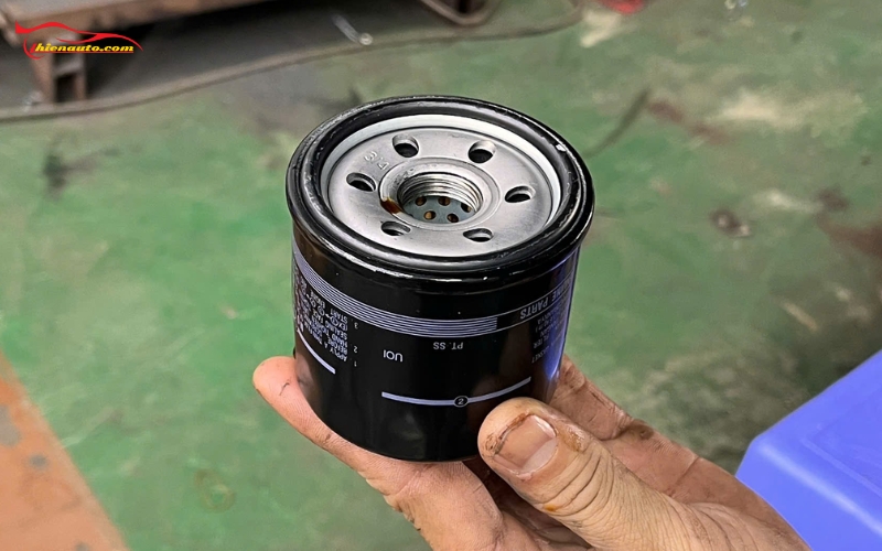 Các mốc bảo dưỡng Suzuki XL7: Thay lọc dầu động cơ định kỳ