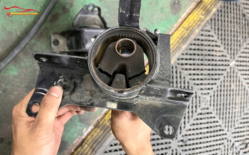 Khi nào cần thay cao su chân máy ô tô: Xuất hiện vết nứt