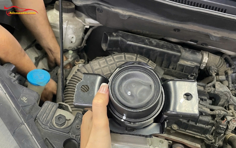 Sau khi thay cao su chân máy cần kiểm tra kỹ càng tránh tình trạng lắp sai vị trí hoặc siết không đủ lực