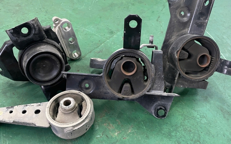 Khi một chân máy đã hư, các chân còn lại thường đã xuống cấp, nên thay cả bộ không nên thay lẻ